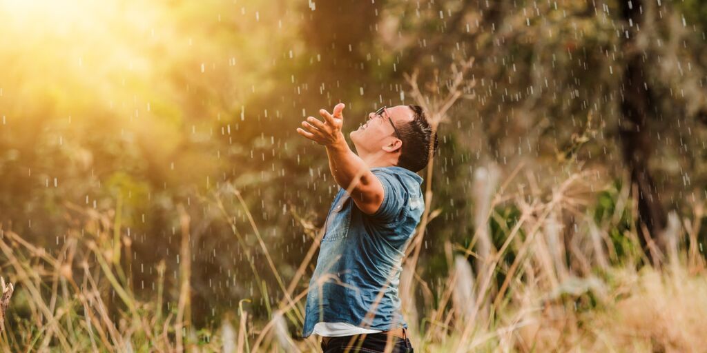 Mann in der Natur in betender Haltung