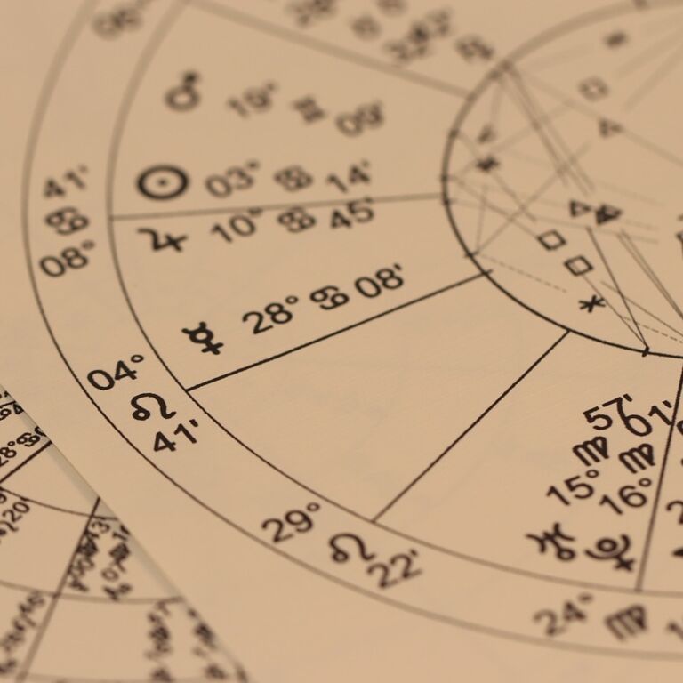 Astrologie: Über Horoskope hinaus